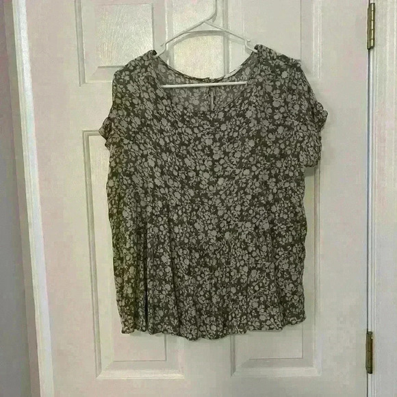 Tops - Women’s flowy blouse
